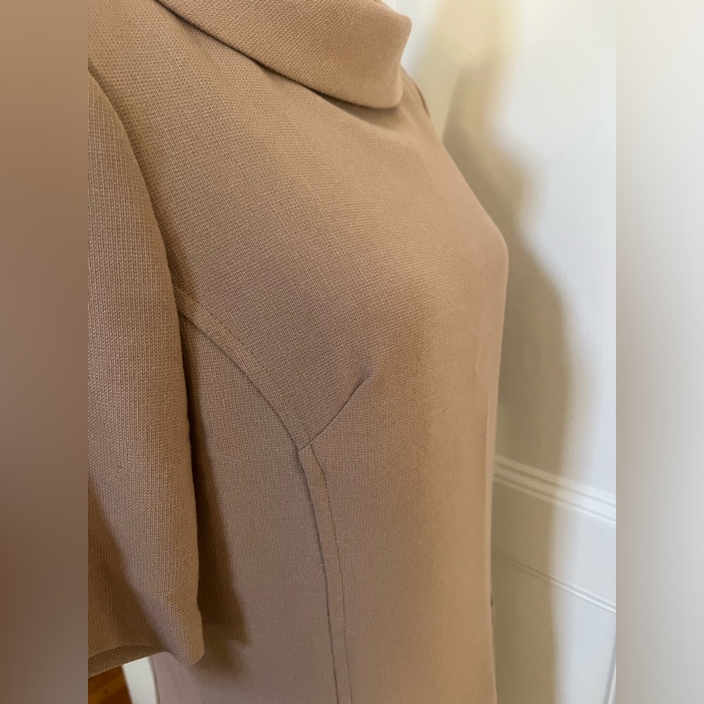Trina Turk Maleko Short-Sleeve Shift Dress with Folded Collar. Size: 4. - Picture 7 of 14
